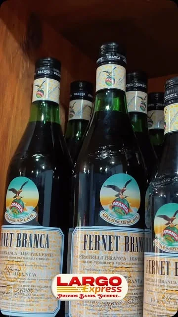 Estante con botellas de Fernet Branca