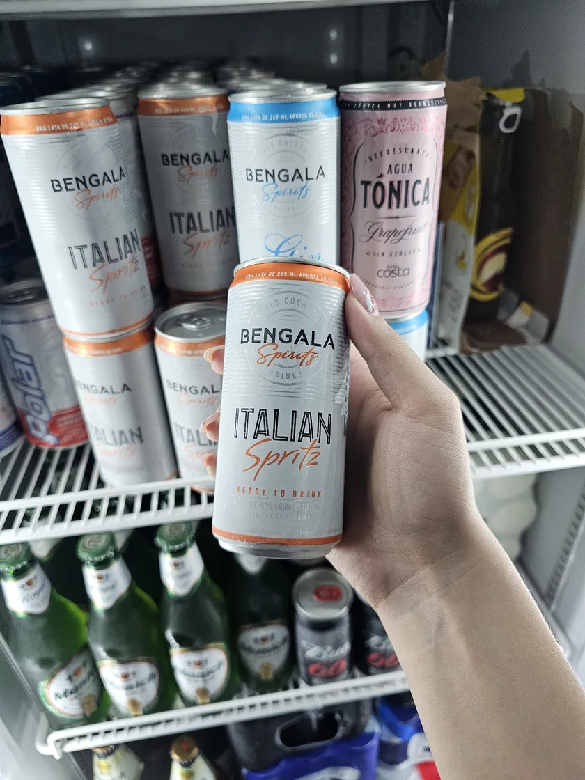 Heladera con latas de Bengala Spirits, agua tónica y cerveza